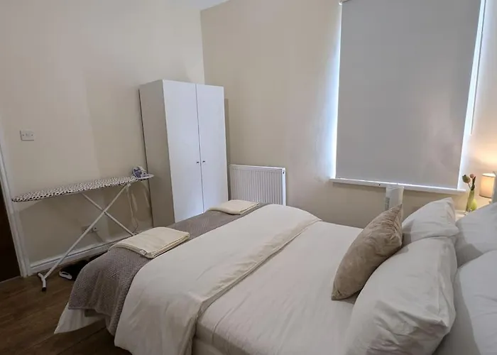 Entire 2 Bedroom Cosy Flat Near Centre Apartment *