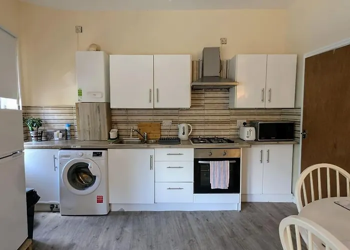 Entire 2 Bedroom Cosy Flat Near Centre *