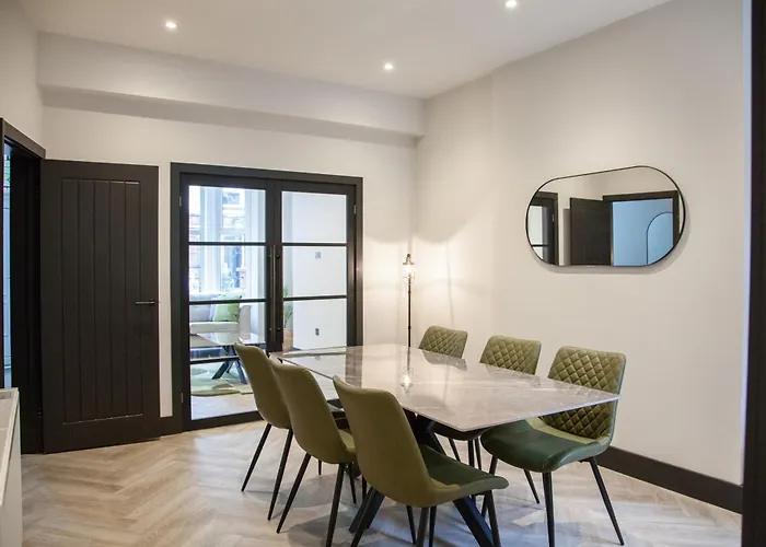 아파트 New! Stylish & Modern With Free Parking! Book Now!