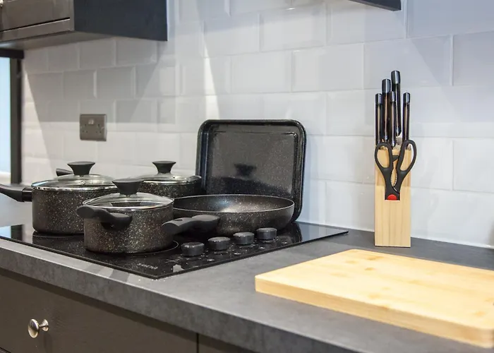 New! Stylish & Modern With Free Parking! Book Now! 맨체스터