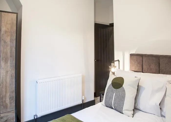 New! Stylish & Modern With Free Parking! Book Now!