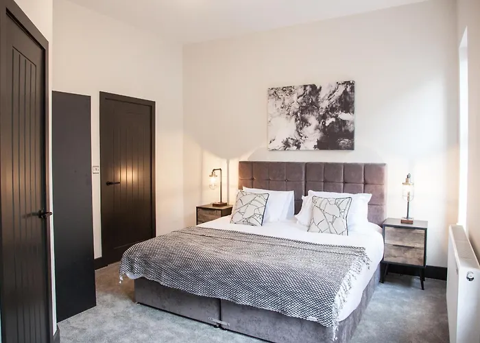 New! Stylish & Modern With Free Parking! Book Now! Mánchester