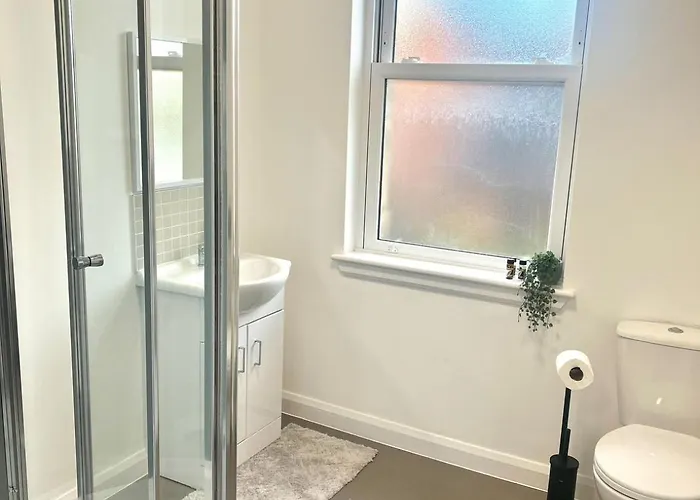 Failsworth 6 With Free Gated Parking Apartment *