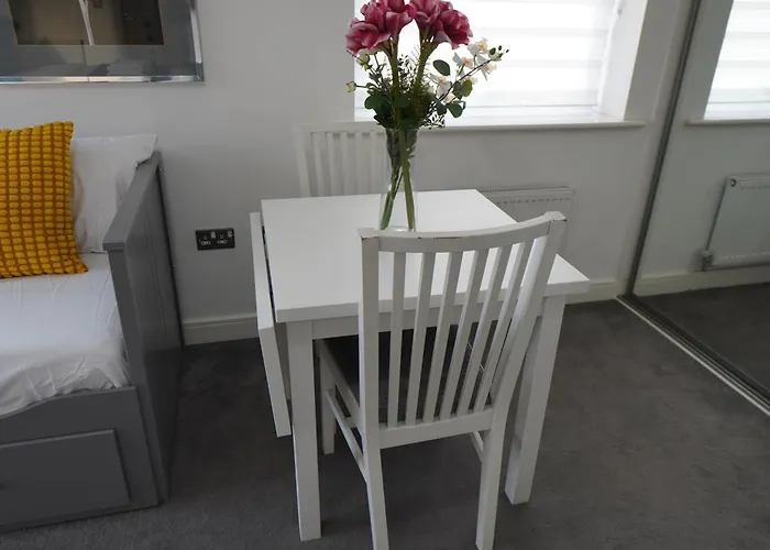 Luxury - Pick A - Free Parking & Kitchen Access, Near Etihad Stadium, The Coop Live & Piccadilly Station, 民宿