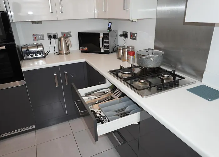 Rum i privatbostad Luxury - Pick A - Free Parking & Kitchen Access, Near Etihad Stadium, The Coop Live & Piccadilly Station, *