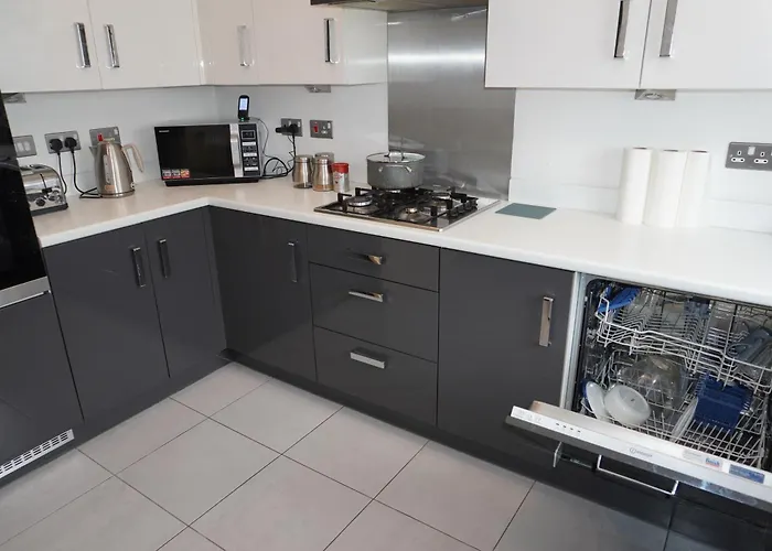 Luxury - Pick A - Free Parking & Kitchen Access, Near Etihad Stadium, The Coop Live & Piccadilly Station, *