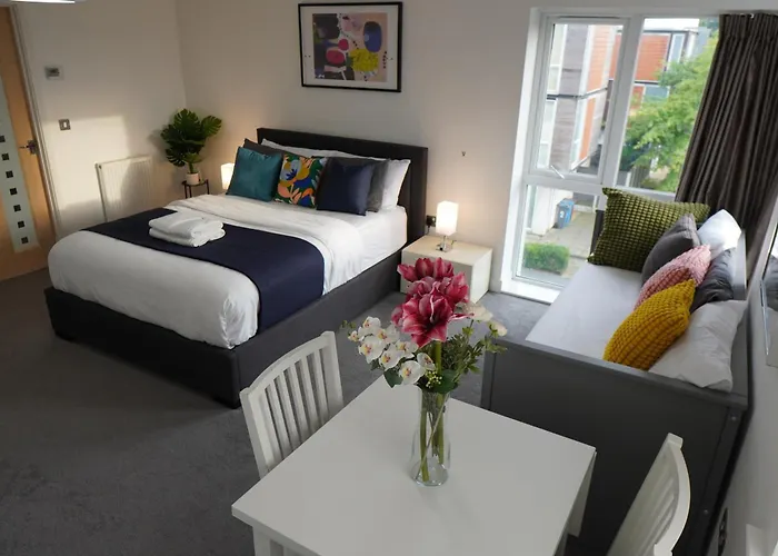 Luxury - Pick A - Free Parking & Kitchen Access, Near Etihad Stadium, The Coop Live & Piccadilly Station,