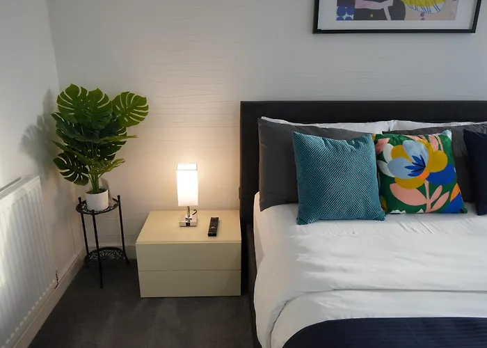 Luxury - Pick A - Free Parking & Kitchen Access, Near Etihad Stadium, The Coop Live & Piccadilly Station, 民宿