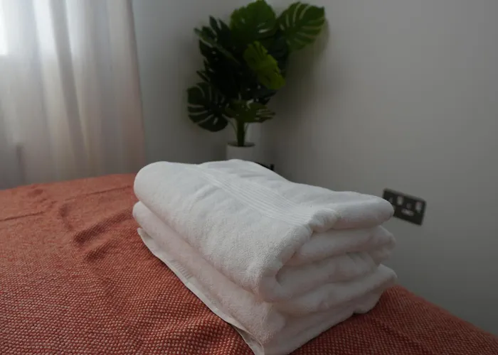 Luxury - Pick A - Free Parking & Kitchen Access, Near Etihad Stadium, The Coop Live & Piccadilly Station, *