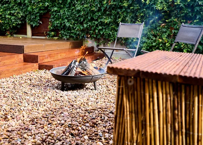 Chic Family With Garden Fire Pit & Event Space, Hot Tub * Manchester
