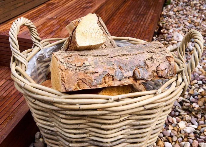 Chic Family With Garden Fire Pit & Event Space, Hot Tub Manchester