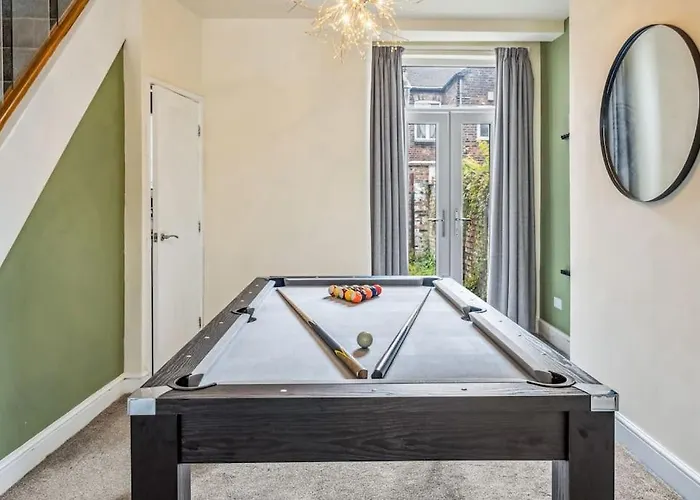 펜션 Large 3bdr House By Vista Short Lets & Serviced Glasgow With Pool Table & Free Wifi 맨체스터