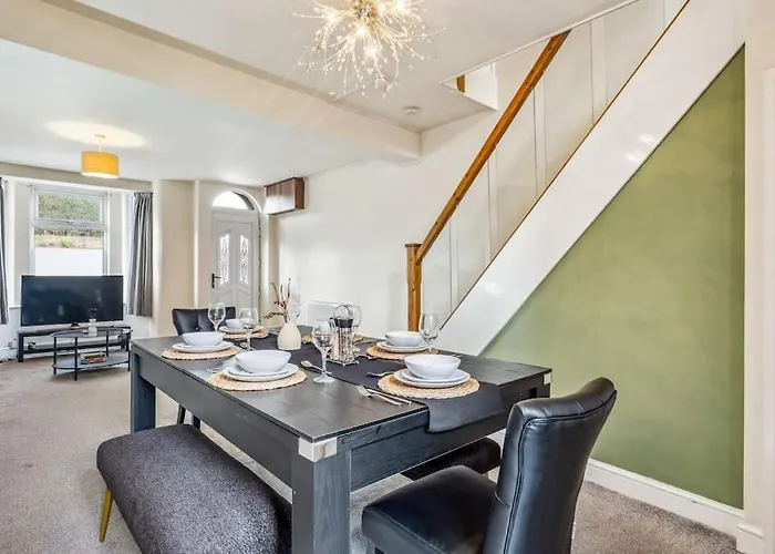 Large 3bdr House By Vista Short Lets & Serviced Glasgow With Pool Table & Free Wifi *