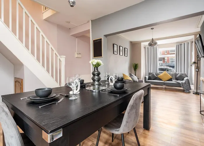 Vibrant & Spacious 3br House, Near & Salford Quays, Free Parking *