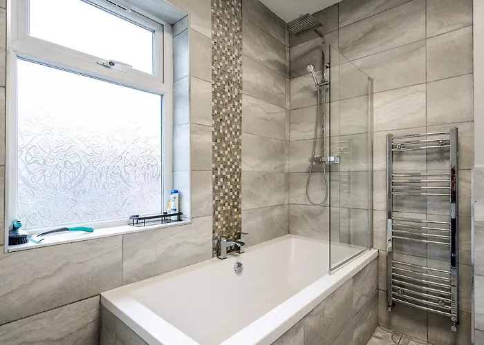 Vibrant&spacious 3br House, Near City&salford Quays, Free Parking * Mánchester