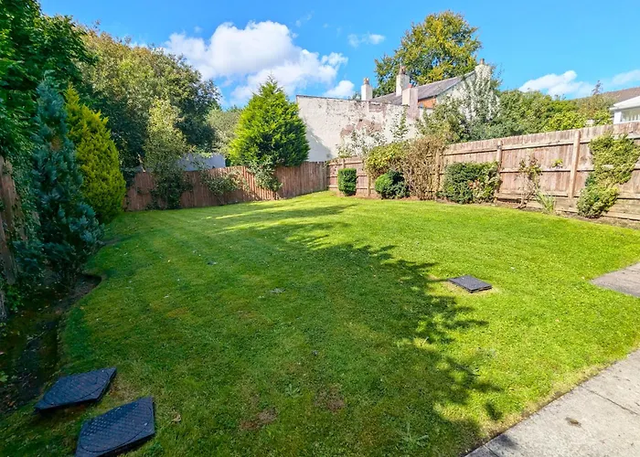 Ferienhaus Spacious 4 Bed Riverside Manchester