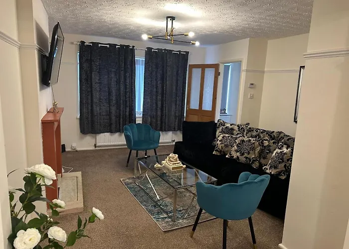 3 Bedroom Close To Stadium And Coop Live * Manchester