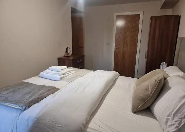 Entire 2 Bedroom And 2 Bathroom In -free Underground Parking 맨체스터