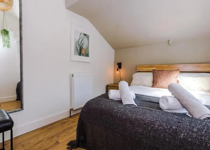 Industrial Design 4 Bed House * Manchester