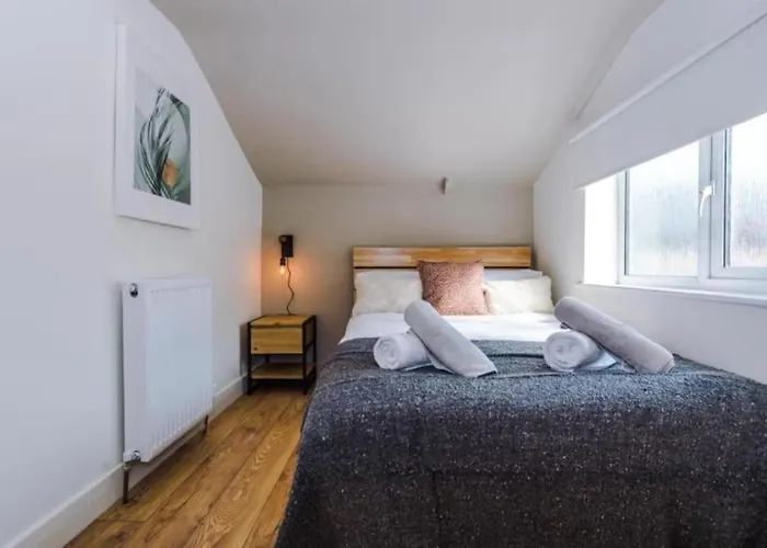 Industrial Design 4 Bed House Tatil Evi Manchester