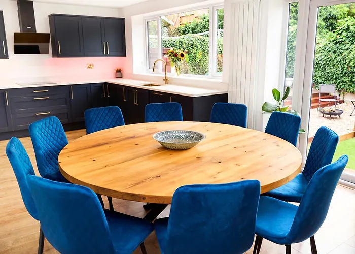 Vakantiehuis Chic Family With Garden Fire Pit & Event Space, Hot Tub