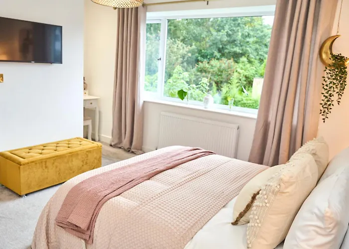 Chic Family With Garden Fire Pit & Event Space, Hot Tub *