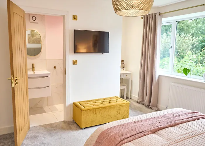 Chic Family With Garden Fire Pit & Event Space, Hot Tub * Manchester