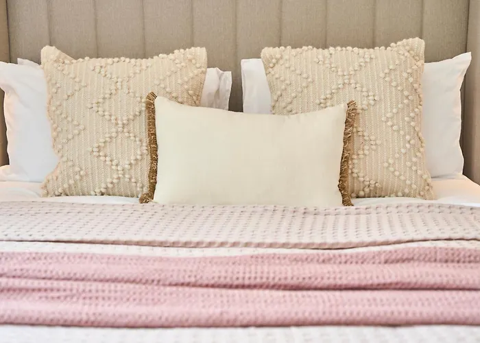 Chic Family With Garden Fire Pit & Event Space, Hot Tub Vakantiehuis Manchester