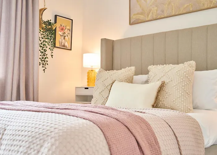 Chic Family With Garden Fire Pit & Event Space, Hot Tub *