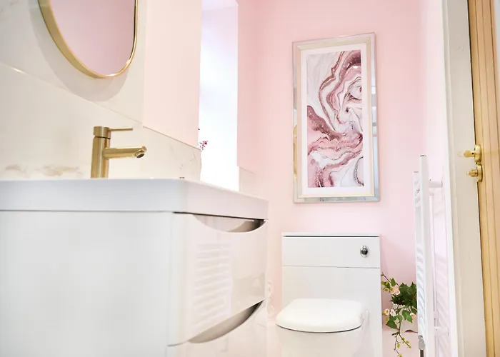 Chic Family With Garden Fire Pit & Event Space, Hot Tub