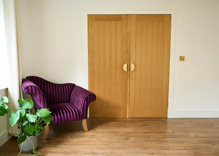 Chic Family With Garden Fire Pit & Event Space, Hot Tub * Manchester