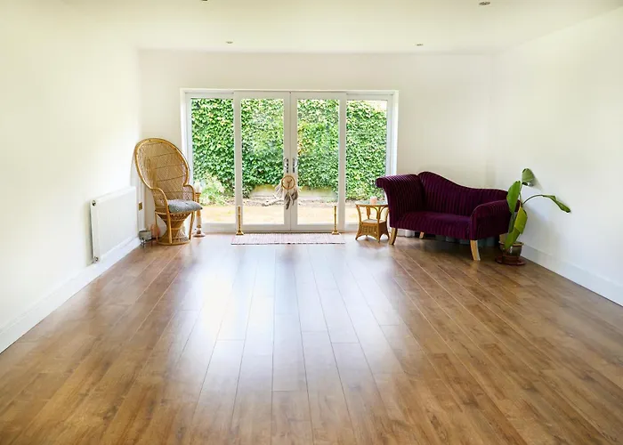 Tatil Evi Chic Family With Garden Fire Pit & Event Space, Hot Tub Manchester