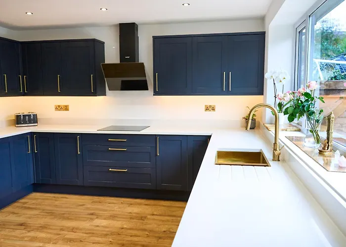 Chic Family With Garden Fire Pit & Event Space, Hot Tub * Manchester