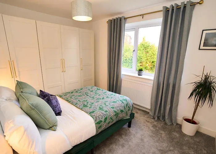 Chic Family With Garden Fire Pit & Event Space, Hot Tub *