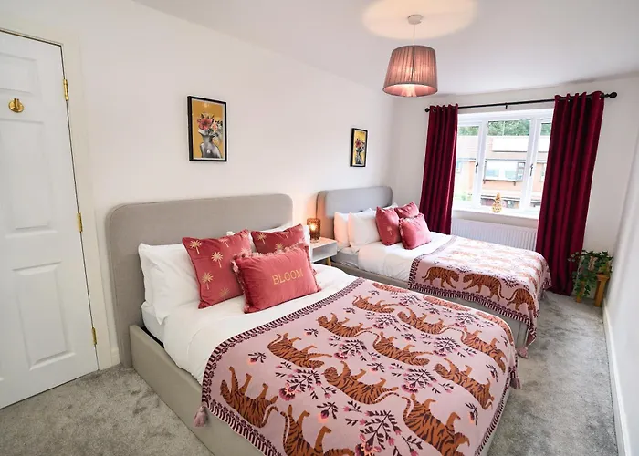 Chic Family With Garden Fire Pit & Event Space, Hot Tub Manchester