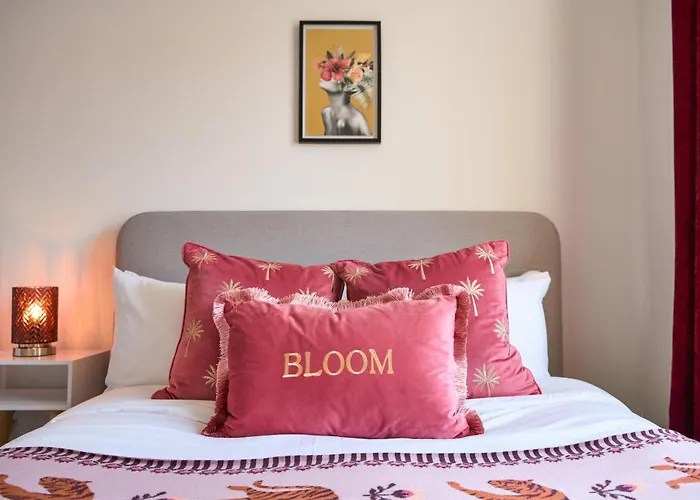 Vakantiehuis Chic Family With Garden Fire Pit & Event Space, Hot Tub *