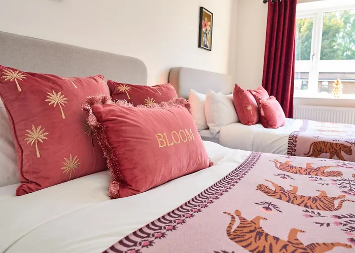 Chic Family With Garden Fire Pit & Event Space, Hot Tub