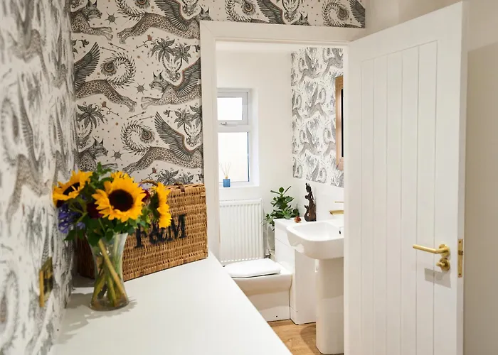 Tatil Evi Chic Family With Garden Fire Pit & Event Space, Hot Tub Manchester