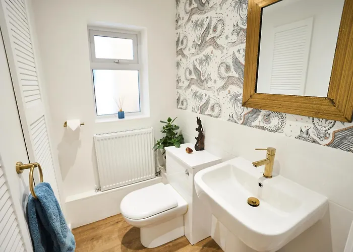 Chic Family With Garden Fire Pit & Event Space, Hot Tub * Manchester