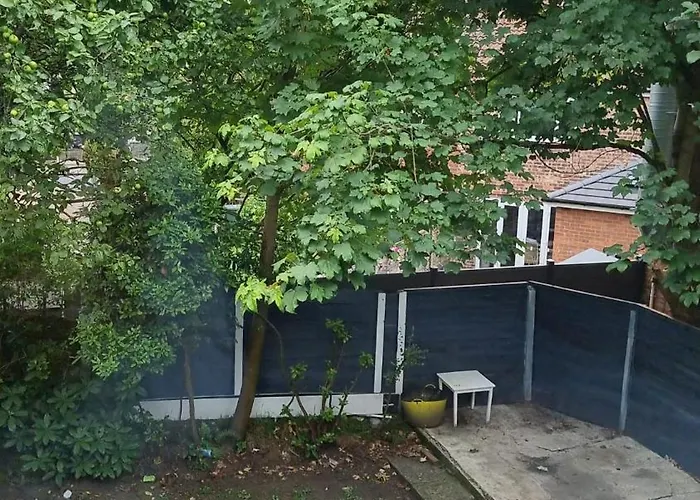 Contractors & Relocation Haven, 3bd House, Secure Off-site Parking & Office Space Манчестер