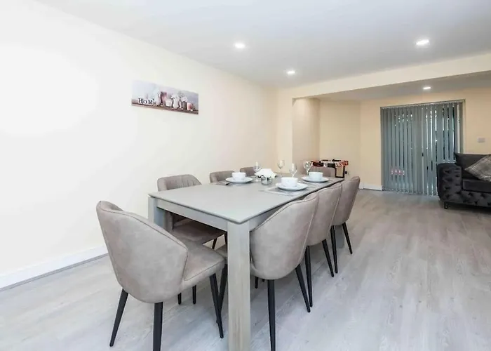 Beautiful, Peaceful, 5 Bedroom With Hot Tub! Casa vacanze Manchester