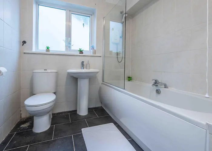 Beautiful, Peaceful, 5 Bedroom With Hot Tub! * Manchester