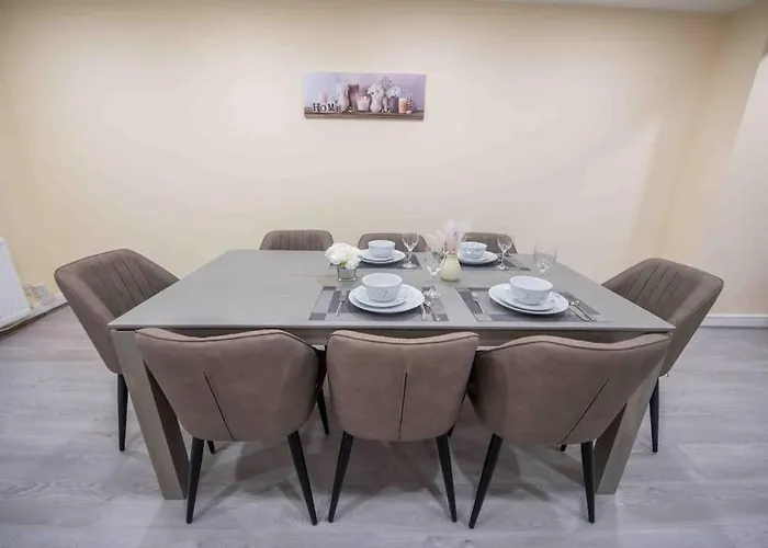 Beautiful, Peaceful, 5 Bedroom With Hot Tub!