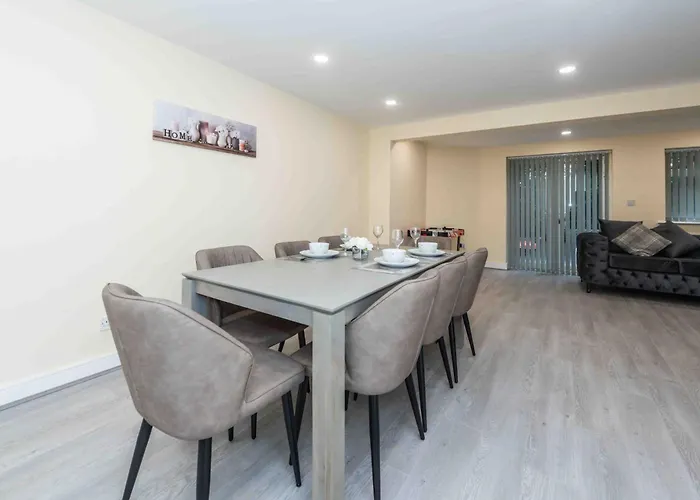 Beautiful, Peaceful, 5 Bedroom With Hot Tub! *