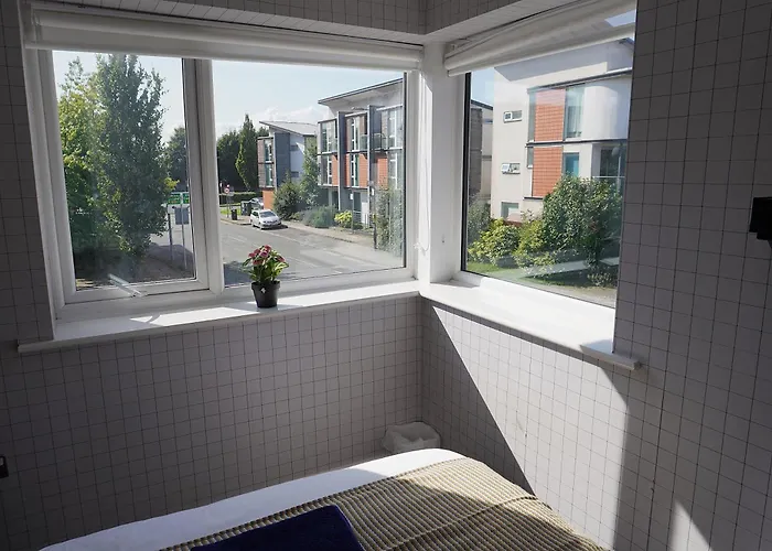 Luxury - Pick A - Free Parking & Kitchen Access, Near Etihad Stadium, The Coop Live & Piccadilly Station,