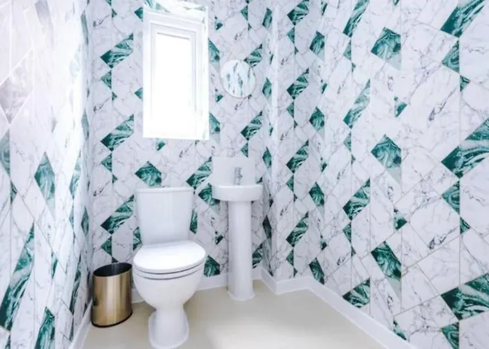 Spacious 4-bed Manchester