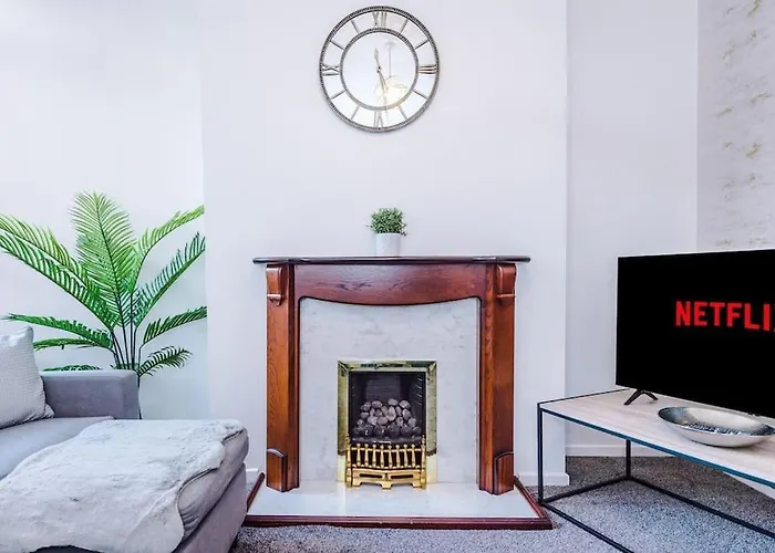 Comfy Four Bedroom House With Parking