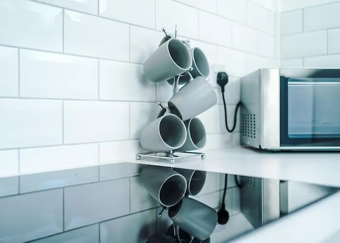 Comfy Four Bedroom House With Parking 펜션 *