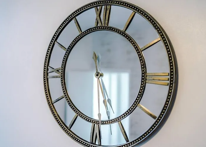 Comfy Four Bedroom House With Parking Prázdninový dům *