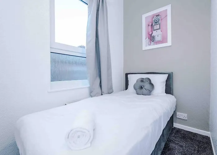 Comfy Four Bedroom House With Parking *